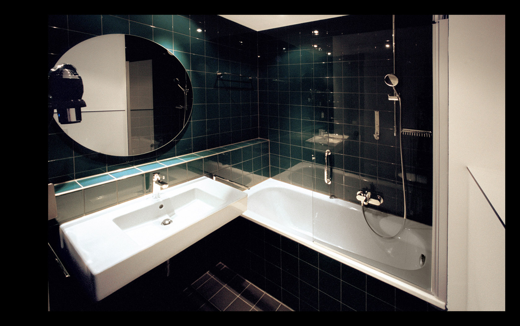 chm 043 bathroom turquoise.jpg